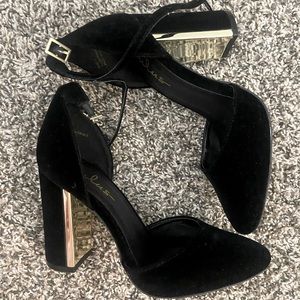 Black Velvet Lulus Pumps with Gold